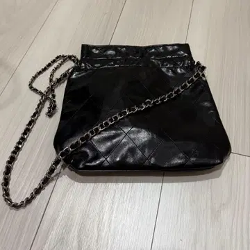 블랙 퀼팅 숄더백