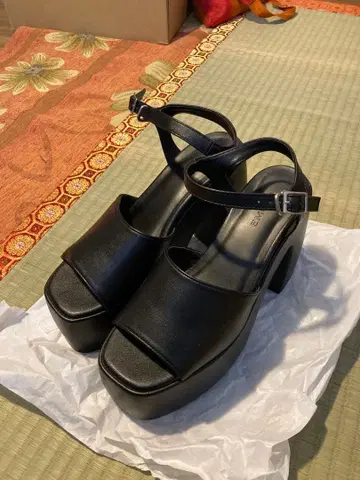 통굽 블랙 플랫폼 샌들