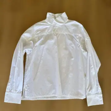 martiniqu 화이트 터틀넥 긴팔 셔츠