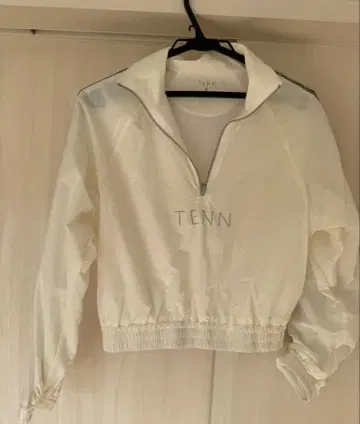TENN 화이트 크롭 하프 지퍼 자켓