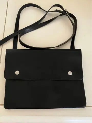 MHL. 가죽 숄더백 천 주머니 포함