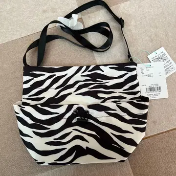 wcj 발수 제브라 패턴 숄더백