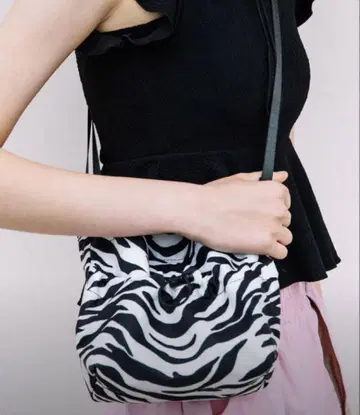 wcj 발수 제브라 패턴 숄더백