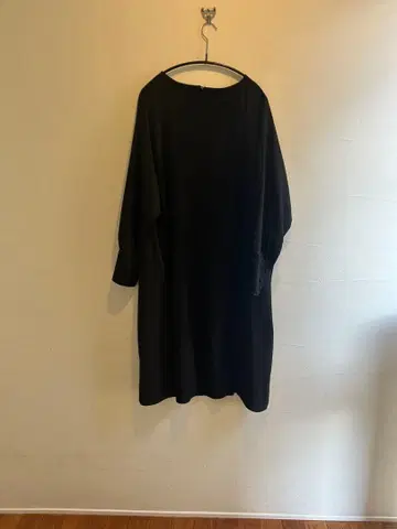 ADORE 블랙 긴팔 무릎 기장 원피스