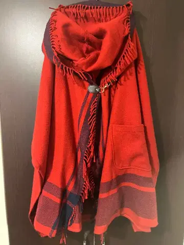 빨간색 프린지 장식 판초