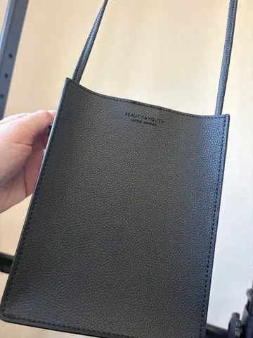 BEAUTY&YOUTH 블랙 숄더백