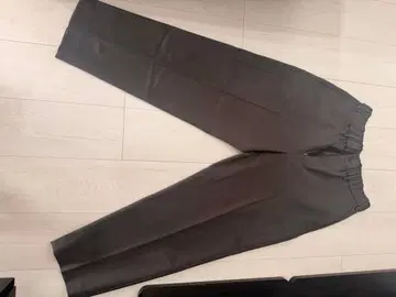 유니클로 U 다크 그레이 M 사이즈 슬랙스