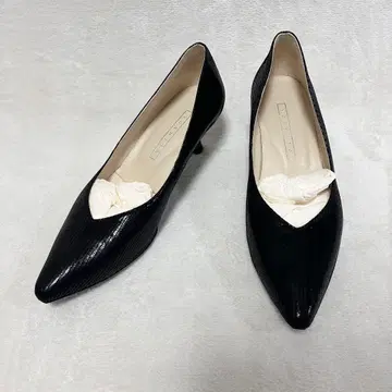 YOSHITO 요시토 V컷 스틸레토 펌프스 24.5 블랙