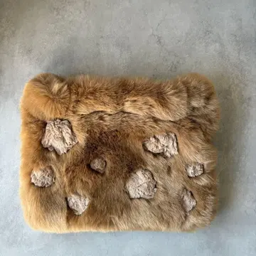 미사용 새상품 LUDLOW 라들로 클러치백 퍼 브라운 베이지 계열