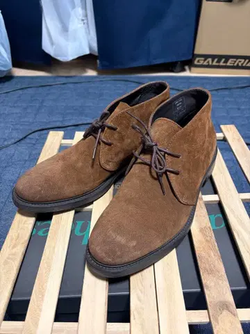 브라운 스웨이드 처카 부츠