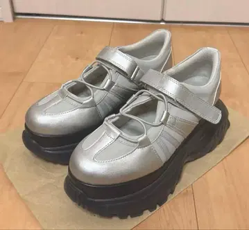 Heather 레이스업 플랫 스니커즈 Lsize 실버