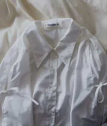 턱 리본 소매 블라우스 TINA:JOJUN