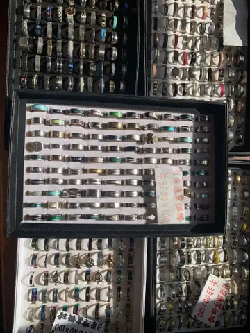 다양한 디자인의 금속제 반지 세트