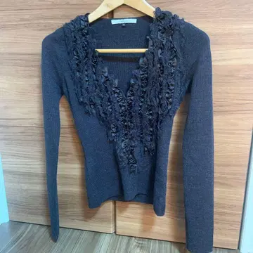 프릴이 달린 다크 브라운 니트 긴팔