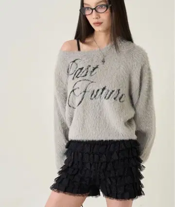 WHO'S WHO gallery 샤기 로고 오프숄더 니트