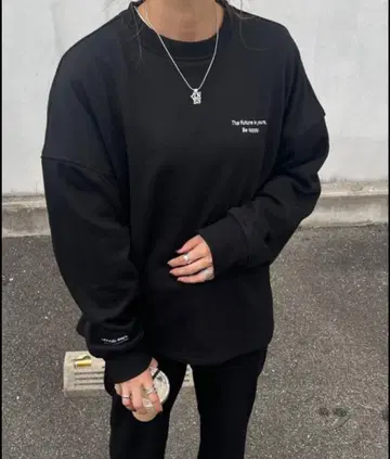 isook 로고 맨투맨 블랙