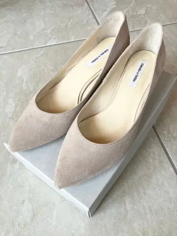 ODETTE E ODILE 베이지 스웨이드 낮은 힐 펌프스 24cm