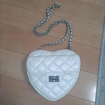 화이트 하트형 숄더백
