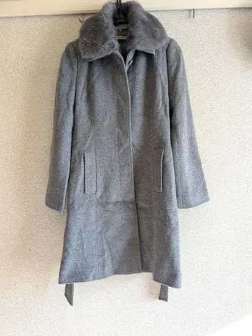 그레이 퍼 카라 부착 롱 코트