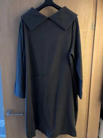 그레이 색상의 큰 옷깃이 달린 무릎 기장 원피스 M~L