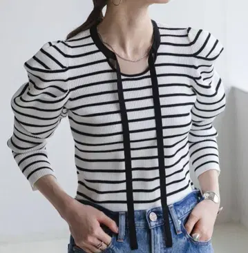 화이트 블랙 스트라이프 퍼프 슬리브 상의