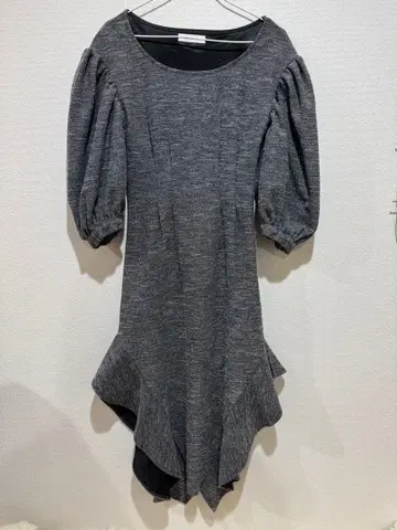 melt the lady 그레이 퍼프 슬리브 플레어 밑단 원피스