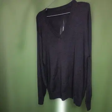 다크 그레이 V넥 니트 스웨터