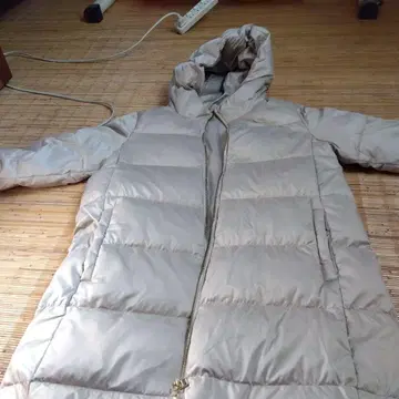 후드 부착 베이지 다운 코트