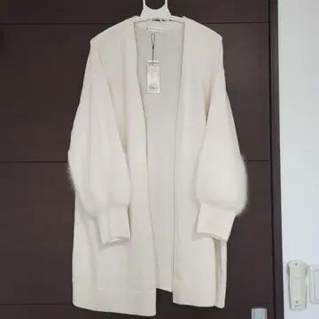 아이보리 퍼 달린 긴팔 가디건