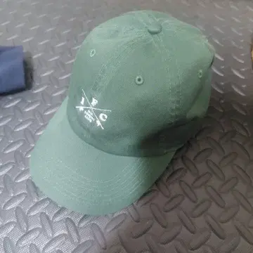 다크 그린 로고 자수 캡
