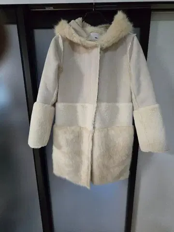 아이보리 후드 부착 무스탕 코트