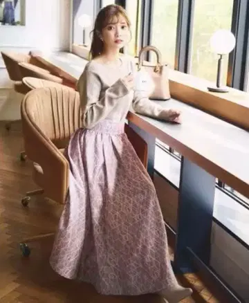 프로포션 바디 드레싱 모노그램 턱 플레어 스커트 타일 패턴