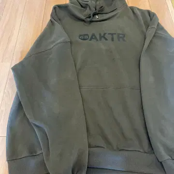 AKTR 다크 그레이 후드 부착 후드티