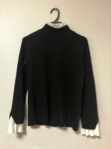 piccin 블랙 플리츠 하이넥 니트