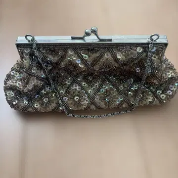 비즈 장식 클러치백