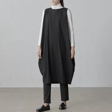 미즈이로 인드 슬리브리스 코쿤 원피스 맥시 길이 울 블랙 F