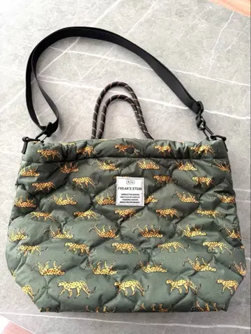 kiu x FREAK'S STORE 별주 패디드 레오파드 무늬 토트백