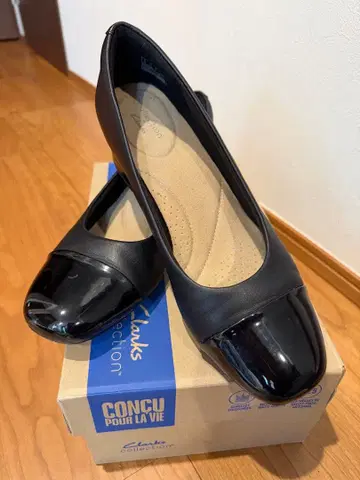 Clarks 블랙 토캡 플랫슈즈