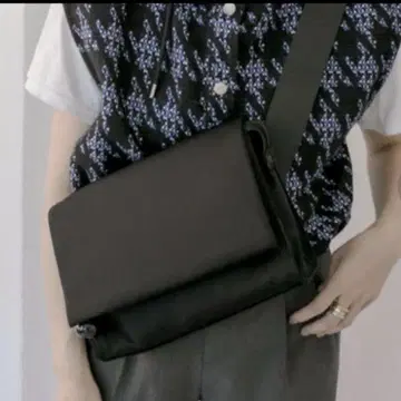 ear PAPILLONNER 볼 플랩 숄더백 바디백