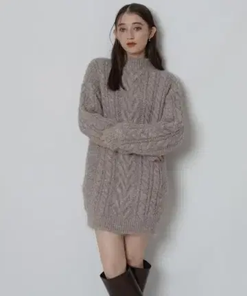 베이지 케이블 짜임 하이넥 니트