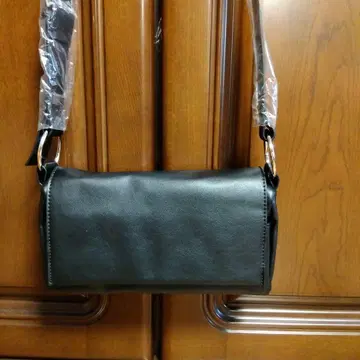 블랙 숄더백 비어즐리풍