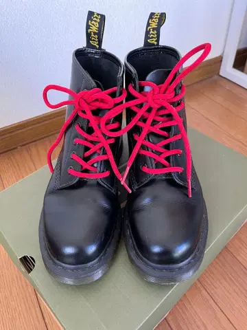 Dr.Martens 6홀 부츠 블랙 스티치 24cm