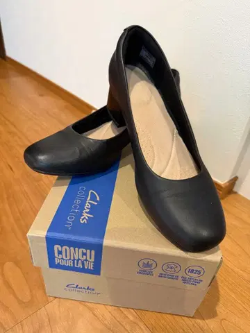 Clarks 블랙 펌프스 중간 힐