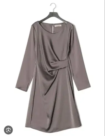 RINASCIMENTO 새틴 사이드 턱 드레이프 드레스