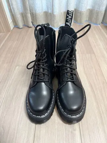 블랙 통굽 레이스업 부츠