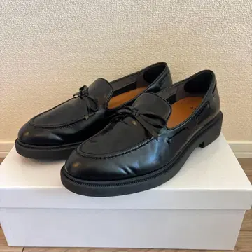 APOM 블랙 로퍼 리본 포함