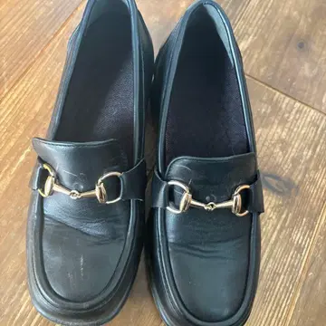 블랙 가죽 로퍼 골드 금장 장식 22.5