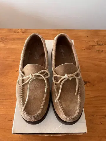 러셀 모카신 스웨이드 모카신 6.5 박스 포함 뒤꿈치 마모 있음