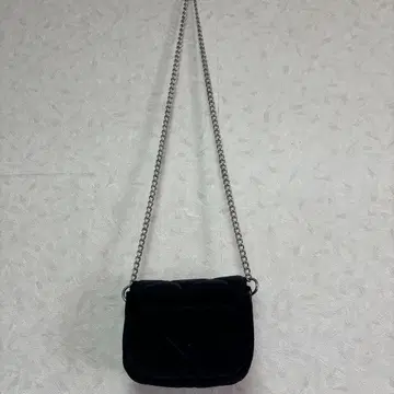 Ungrid 블랙 벨벳 퀼팅 숄더백