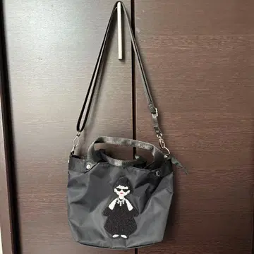 블랙 숄더백 자수 캐릭터 포함